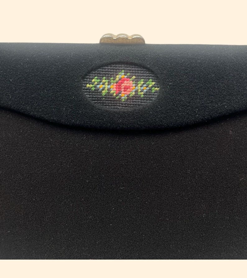 1960s Soure Bag New York Vintage Black felt Handbag Floral Embroidery Clasp Purse